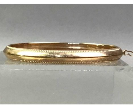 MODERN BANGLE IN NINE CARAT GOLD  wih gadrooned bordersQty: 7.45g