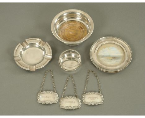 A small circular silver photograph frame, Birmingham 1919, diameter 12 cm, a glass coaster, Birmingham 1970, ashtray, Elkingt