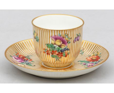 Mokkatasse mit Blumendekor und Goldstreifenmit Untertasse. Glockenfömig gewölbter Korpus mit leicht ausschwingender Lippe. Ro