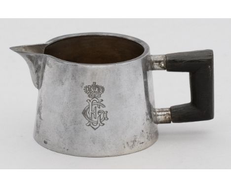 Kleiner SahnegießerSilber. Konischer, glatter Korpus mit spitzer Tülle und gekantetem Holzhenkel. Schauseitig monogr. "EG" un