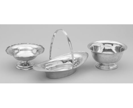 Zwei Aufsatzschalen und eine HenkelschaleSterlingsilber. Glatte Wandung mit ausgestelltem Rand und teilw. beweglichem Henkel.