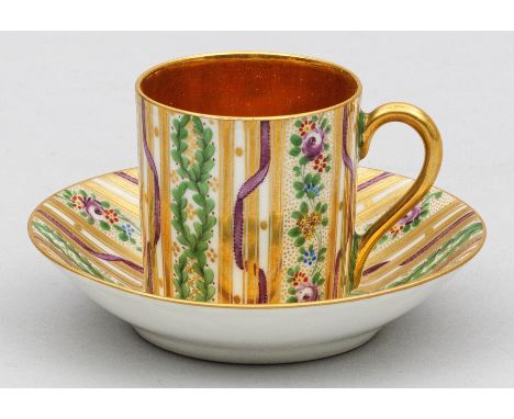 Mokkatasse mit Tapetenmustermit Untertasse. Zylinderform mit vergoldetem Ohrenhenkel. Allseits der Wandung und im Spiegel dic