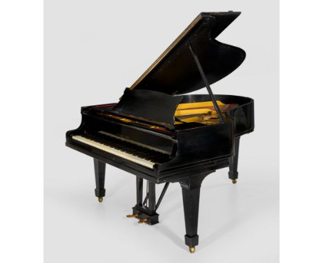 Stutzflügel von Steinway & Sons von 1926Holz, ebonisiert. Bombierter Korpus auf konischen Vierkantbeinen. Leicht überstehende