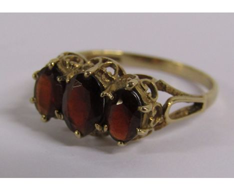 9ct gold ring with 3 rubies / garnets - ring size R - total weight 2.3g