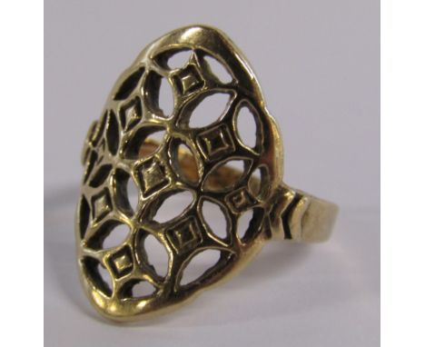 9ct gold ring with pierced decoration - ring size M - total weight 4.3g