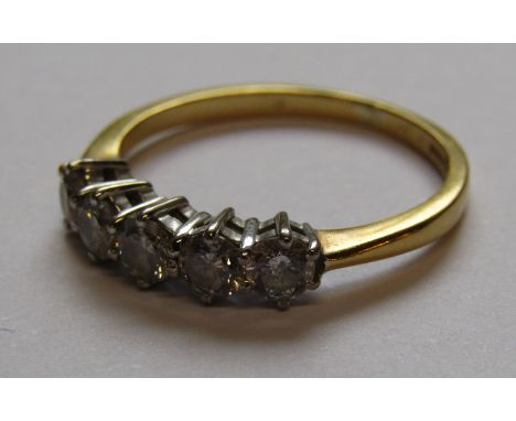 18ct gold ring set with 5 round brilliant cut diamonds, claw set in white gold - approx. 0.80ct diamond - total weight 2.82g