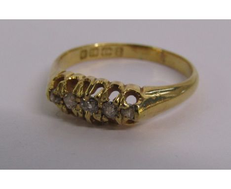 18ct gold ring set with 5 diamonds - ring size O - total weight 3.2g