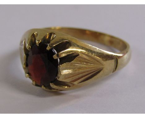 9ct gold gents ring set with single ruby/garnet stone - ring size Z/1 - total weight 5.9g