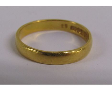 22ct gold wedding band - ring size M/N - total weight - 2.9g