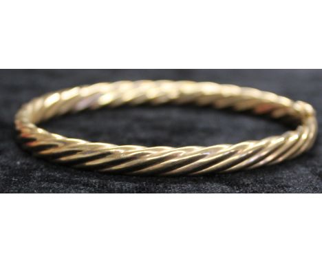 9ct twisted gold hinged bangle 11.3g