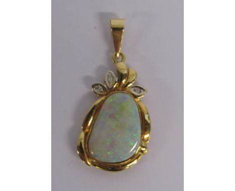 18ct gold pendant set with fire opal and diamonds - total weight 3.08g