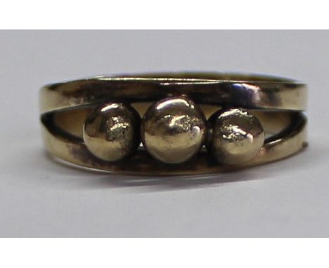 9ct gold ring with 3 sphere decoration 4.0g, size M