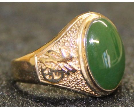 18k gold Taiwan jade mounted signet ring, 5.6g gross, size T