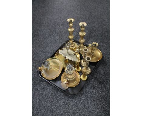 A tray of antique and later brass ware, oil lamp bases, candle sticks etc 