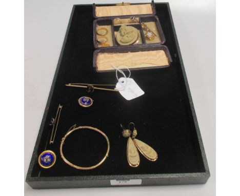 A travelling jewellery box containing a cameo brooch and earring suite, two stone set bar brooches, a cameo set pin, three 18