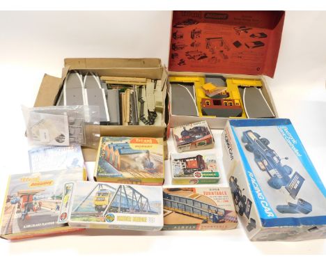 Tri-ang, Airfix, and other OO guage model kits, including R588 Arnhem Platform set, 0-4-0 Saddle tank locomotive, R146 engine