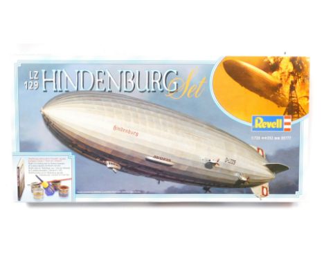 A Revell 1:72 scale LZ 129 Hindenburg set plastic model kit. (1)