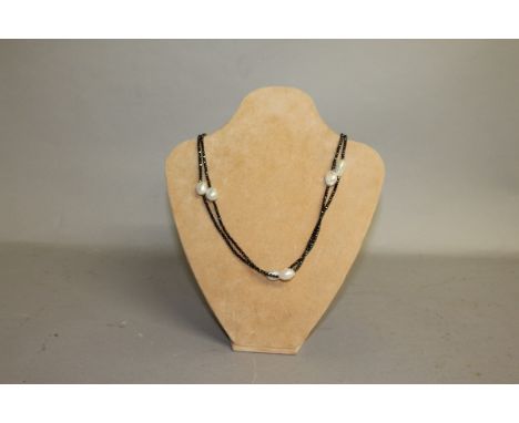 A HEMATITE FRESHWATER AND BAROQUE PEARL NECKLACE.