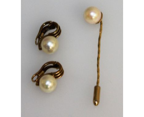 A PEARL TIE CLIP AND EARRINGS in gold.