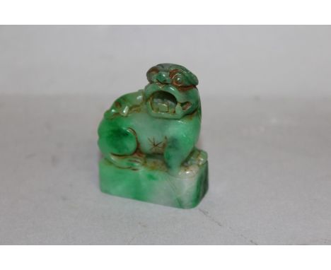A SMALL CHINESE CARVED JADE DOG OF FOE.  1.75ins high.