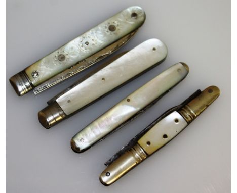 FOUR SILVER AND MOTHER-OF-PEARL FRUIT KNIVES.