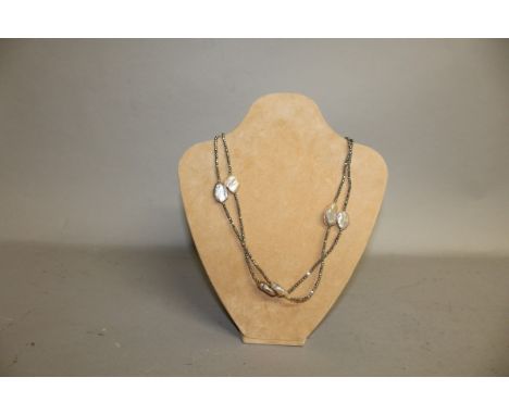 A HEMATITE FRESHWATER AND BAROQUE PEARL NECKLACE.