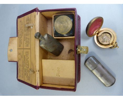 Box containing a sovereign holder and a two small trinket pieces 