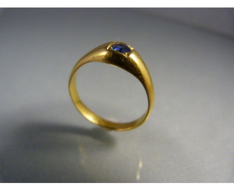 22ct Gold Edwardian (Birmingham 1906 Hallmark) Ring approx: 7.03mm wide at its head, set with a Ceylon Sapphire. Size approx: