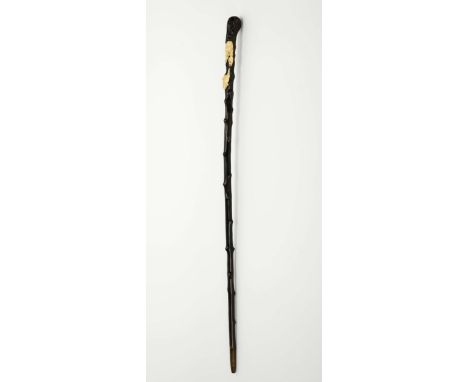 A walking stick "Lobster attacking frog", knotty exotic wood, carved ivory, Japanese - Meiji period (1868-1912), a frog's foo