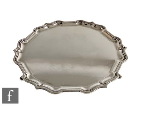 A hallmarked silver circular salver of plain form with pie crust border, weight 18oz, diameter 26cm, Sheffield 1971, Roberts 