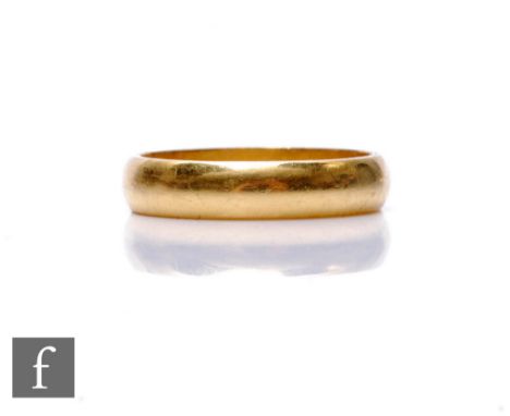 An 18ct hallmarked D shaped wedding ring, weight 4.7g, ring size N. 