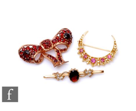 Two 9ct hallmarked stone set brooches, a ruby crescent and a garnet bar example, total weight 7.2g, with a silver gilt garnet