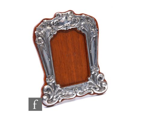 An Edwardian hallmarked silver rectangular easel photograph frame embossed with flower heads and foliate scrolls, height 21cm