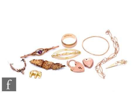 A small parcel lot of assorted 9ct items to include charms, brooches and a wedding ring, total weight 18g, damages. 