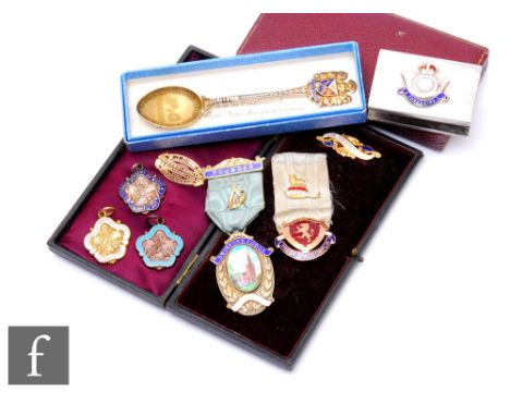 A collection of masonic and related items, to include a 9ct gold Earl Shrewsbury Lodge pin, 6g, and 9ct medallion on ribbon, 