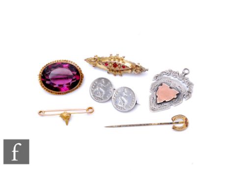 Six items of assorted jewellery to include a fox head bar brooch and a horseshoe stick pin with three further brooches and a 