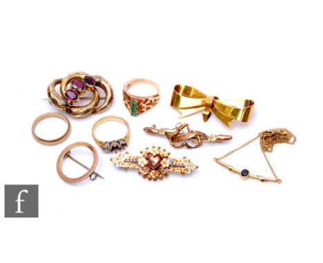 A small parcel lot of assorted jewellery to include four 9ct brooches and two 9ct rings, total weight 17g, an 18ct ring and p