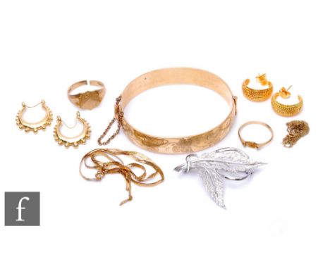 A small parcel lot of assorted 9ct and other jewellery to include earrings, a signet ring, a gold plated bangle etc, weight o