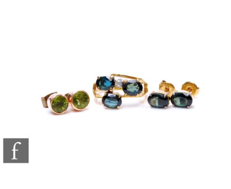 Two pairs of single stone set stud earrings, peridot and green garnet examples, with an unmarked green garnet set ring, size 