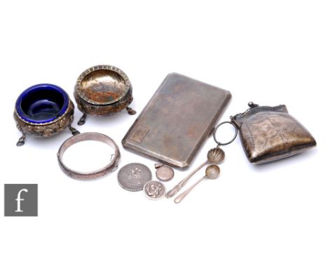 A small parcel lot of assorted hallmarked silver items to include an evening purse, a pair of open salts, a cigarette case, a