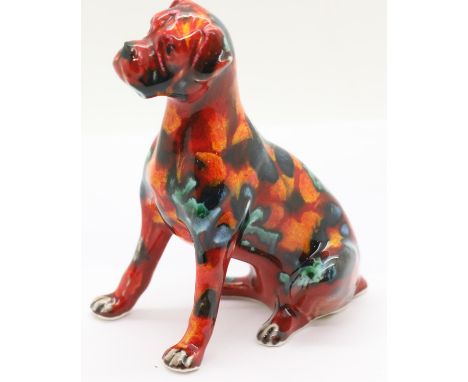 Anita Harris seated boxer dog, H:12cm. P&P Group 2 (£18+VAT for the first lot and £3+VAT for subsequent lots)Condition Report