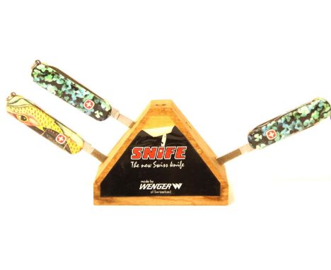 Wenger display stand with three folding Snife knives, P&amp;P Group 2 (£18+VAT for the first lot and £3+VAT for subsequent lo