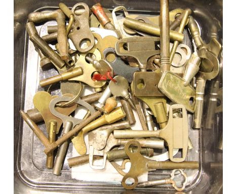 Tray of clock keys and winders. P&amp;P Group 3 (£25+VAT for the first lot and £5+VAT for subsequent lots) 