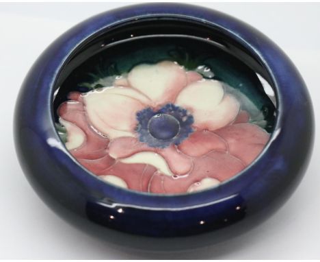 Moorcroft Blue ground Anemone lidded bowl. P&P Group 2 (£18+VAT for the first lot and £3+VAT for subsequent lots)Condition Re