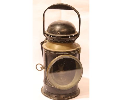 Vintage handheld railway warning lantern. H: 31cm. P&amp;P Group 3 (£25+VAT for the first lot and £5+VAT for subsequent lots)