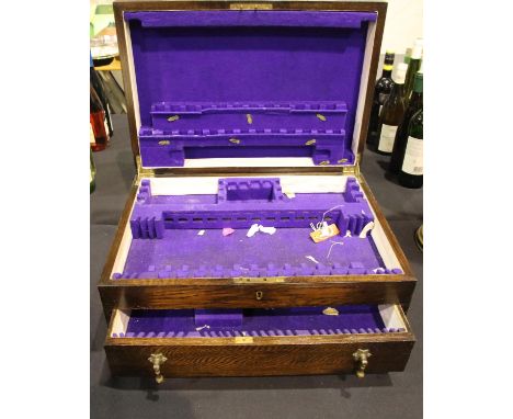Edwardian fitted oak cutlery canteen with lifting lid and single drawer. Condition report: few surfaces scratches to chest, p