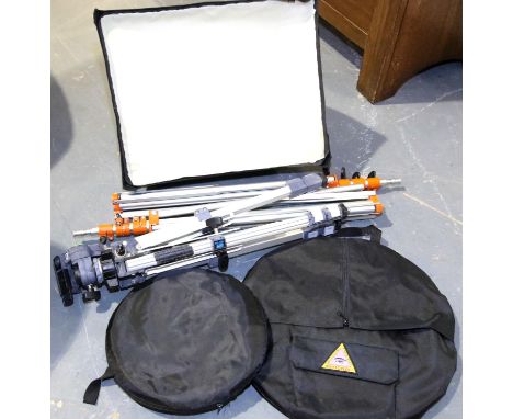 Mixed photography items, including tripods, light diffuser etc. P&amp;P Group 3 (£25+VAT for the first lot and £5+VAT for sub