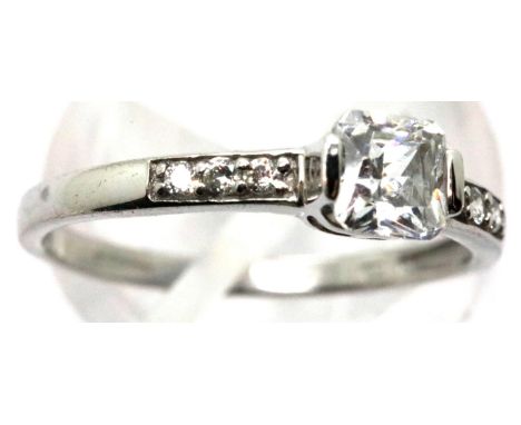 9ct white gold stone set ring, size O, 1.7g. P&amp;P Group 1 (£14+VAT for the first lot and £1+VAT for subsequent lots) 