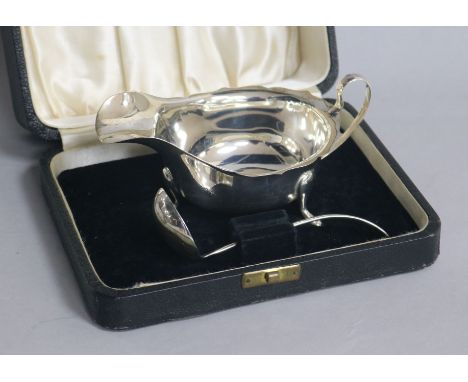 A cased George VI silver sauceboat and sauce ladle, Viners Ltd, Birmingham, 1940, 4 oz.