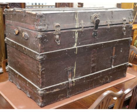 A flat top trunk W.98cm